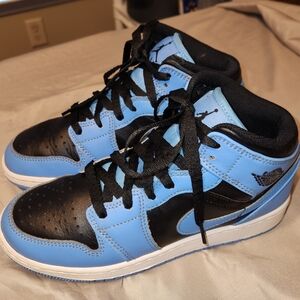 Air Jordan 1 Mid GS "black/university blue" size 5.5y